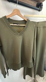 Flo V-Neck | 2 colours