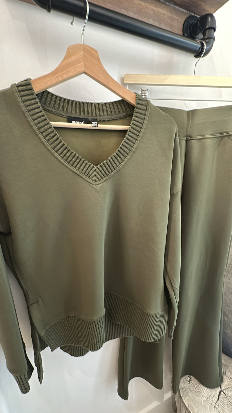 Flo V-Neck | 2 colours